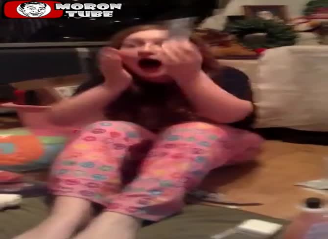 Video :She freaks out when she receives her Christmas present